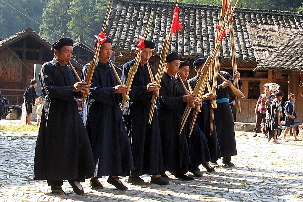 Des musiciens dans le village Miao Lang De Shang Zhai dans les montagnes de la province chinoise du Guizhou